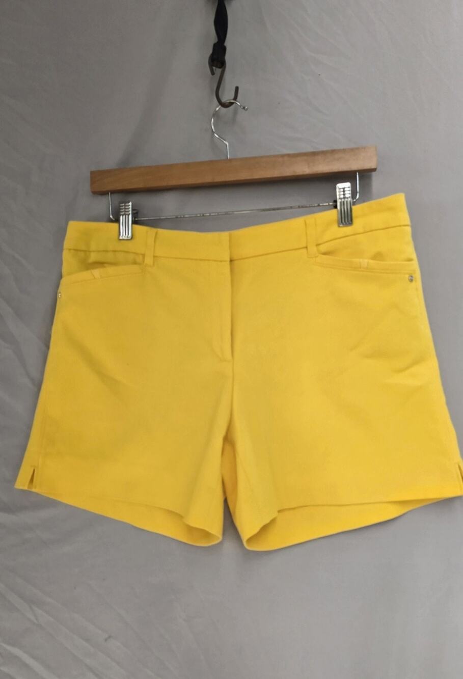 Tahari Shorts Womens 10 Yellow Chino Stretch Flat Front Summer Casual Pockets